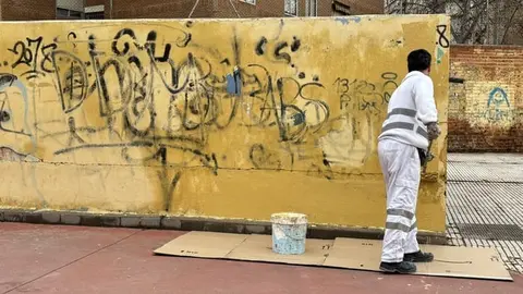 Alcalá de Henares refuerza su plan de poda y limpieza de pintadas en el Distrito II