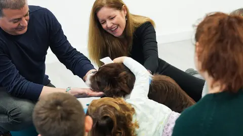 Nuevas terapias con perros adiestrados para favorecer la recuperación a mujeres víctimas de violencia y sus hijos - Comunidad de Madrid
