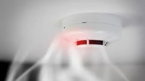 La Comunidad insiste en el uso obligatorio de detectores de humo en viviendas para prevenir incendios