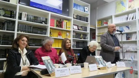 María del Carmen Aranda; Francisco Gutiérrez Carbajo; Julieta Deossa; Gloria Nistal y de pie ,Basilio Rodríguez Cañada
