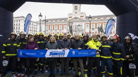 La XIII Carrera de Bomberos de Madrid reúne a 2.400 corredores en un emotivo homenaje a los héroes del fuego