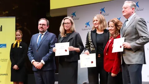 Elena Sánchez-Largo, jefa del servicio de Dermatología del Hospital Universitario de Torrejón recibiendo la mención