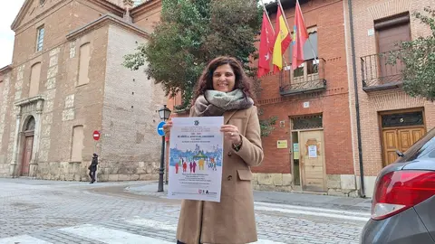 Esther de Andrés con el cartel del 40 aniversario de OMIC