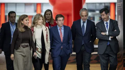 El alcalde de Madrid, José Luis Martínez-Almeida, acompañado de la delegada de Economía, Innovación y Hacienda, Engracia Hidalgo, y la concejala delegada de Turismo, Almudena Maíllo