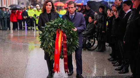 Ayuso y Almeida en el Homenaje a las víctimas del 11-M en la Puerta del Sol - Foto Ayuntamiento de Madrid
