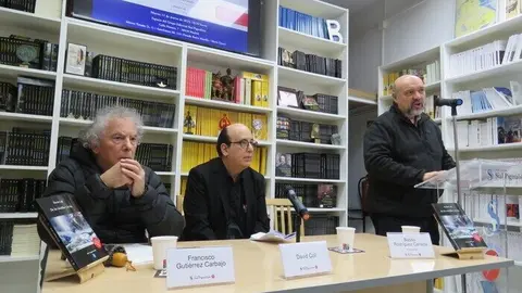 Francisco Gutiérrez Carbajo; David Coll y de pie 
,Basilio Rodríguez Cañada