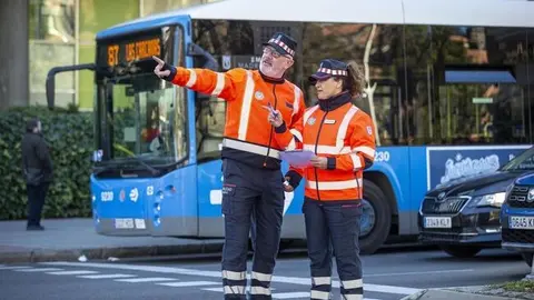 Pareja Agentes de movilidad