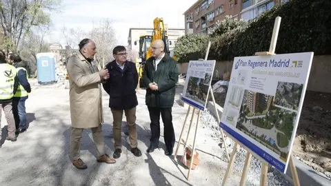 Visita del delegado de Políticas de Vivienda y presidente de la Empresa Municipal de la Vivienda y Suelo (EMVS Madrid), Álvaro González, acompañado del concejal de Moratalaz, Nacho Pezuela, a las obras de regeneración urbana