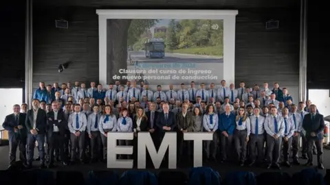 Foto de familia de los nuevos conductores EMT Madrid