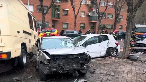 Veh&iacute;culos da&ntilde;ados por el accidente - Foto Emergencias Madrid