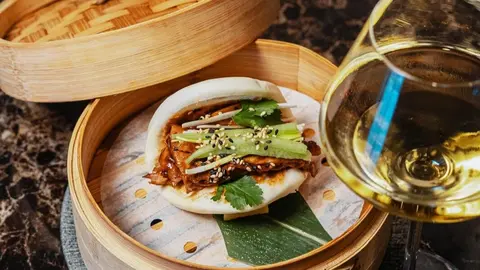 Indochina Brasa: pan bao de pato laqueado con cremosa soja agridulce y bao de ternera con tomate en salsa de kimchi.