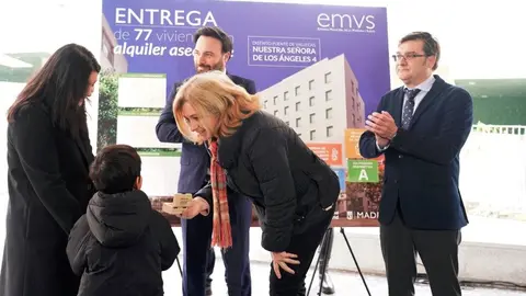 La vicealcaldesa, Inma Sanz, en la entrega de las 77 viviendas en Puente de Vallecas - Foto Ayuntamiento de Madrid
