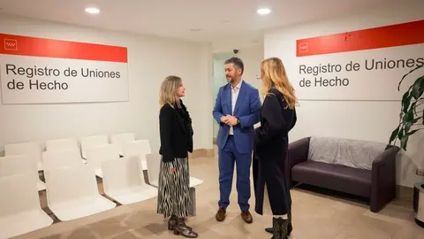 El consejero García Martín en la sede del Registro de  Uniones de Hecho - Foto Comunidad de Madrid