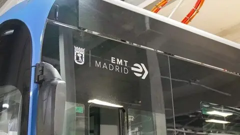 Carabante en bus EMT Madrid comprobando nueva carga inteligente