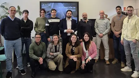 El concejal delegado de Innovación y Emprendimiento, Ángel Niño, en la imagen junto a los emprendedores de Villaverde