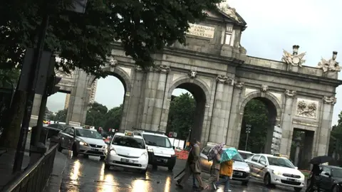 La Puerta de Alcalá de Madrid en un día de lluvia - Foto Servimedia