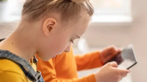 Niños dispositivos digitales - Freepik