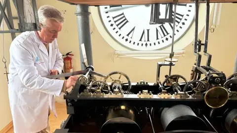 Relojero de la Puerta del Sol |- Foto Servimedia