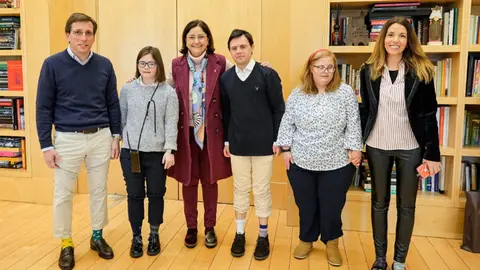 Almeida, con calcetines desparejados, recibe en Cibeles a Down Madrid en el Día Mundial del Síndrome de Down
