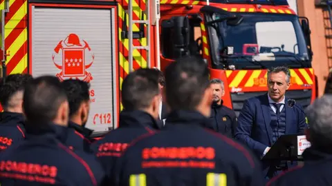 Novillo con Bomberos - Foto de archivo de la Comunidad de Madrid