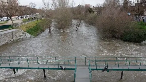 fotografia-cauce-rio-manzanares-este-jueves-puente-franceses-presa-pardo-madrid_103 (1)