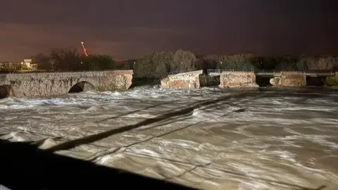 El Tajo derrumba parte del puente romano de Talavera de la Reina