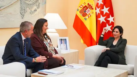Isabel Díaz Ayuso y y Maite Araluce, durante el encuentro