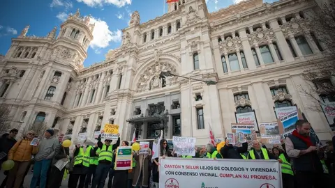 Vecinos protestando contra el cant&oacute;n de Montecarmelo - Foto de Vox