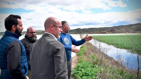El delegado del Gobierno durante su visita a las zonas de Titulcia afectadas por las inundaciones - Delegación del Gobierno Madrid