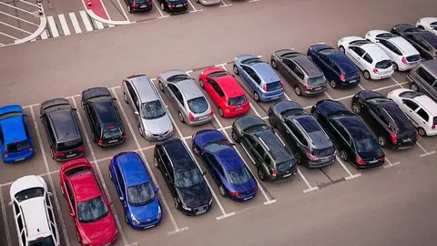 aparcamiento de vehículos - pixabay/moinzon