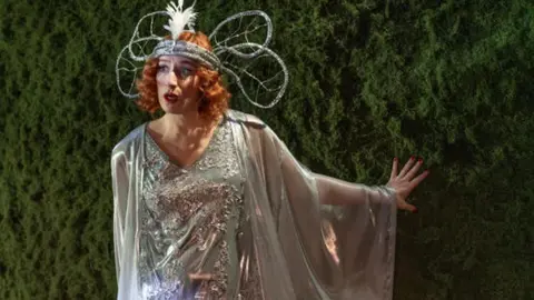 Los personajes de La señorita de Trevélez recorrerán el Fernán Gómez por el Día Mundial del Teatro