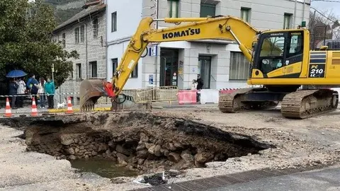 Obras de reparación del socavón en la N-VI en la localidad de San Rafael, Segovia, en una foto cedida por el Ministerio de Transportes