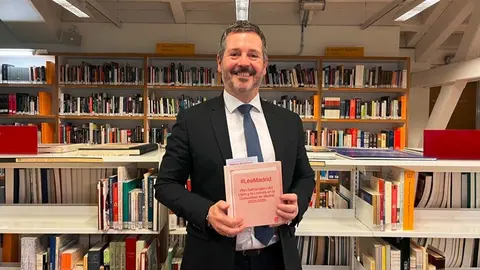 El consejero Paco Serrano, en un encuentro celebrado en la  Biblioteca Regional Joaquín Leguina - Foto Comunidad de Madrid
