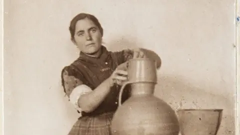 Aniana López Granero posando tras acabar un cántaro, 1919.