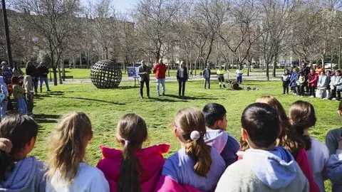 Escolares de Móstoles plantan 73 árboles en el Parque Lineal Arroyo del Soto por el Día del Árbol