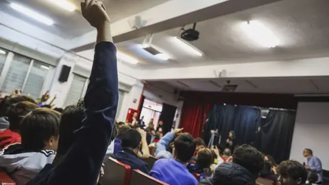 El alcalde de Móstoles participó en un coloquio sobre ciberseguridad con alumnos del IES Juan Gris