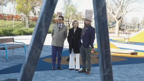 Visita de hoy a la nueva zona estancial en el espacio ubicado entre la calle Lenguas y la calle Bismuto - Foto Ayuntamiento de Madrid