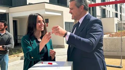 El consejero Rodrigo ha entregado hoy las llaves a 280 nuevos  inquilinos de este programa en Alcalá de Henares - Foto Comunidad de Madrid