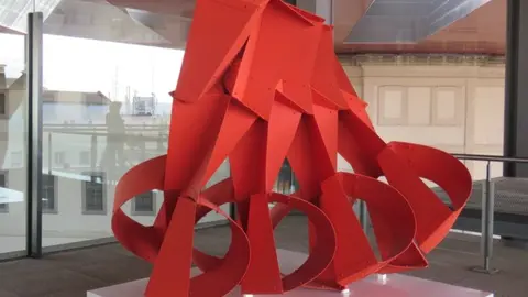 NEGRET, EDGAR. Vigilante rojo, 1979. Aluminio 
esmaltado y atornillado - José Belló Aliaga