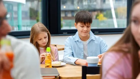 becas comedor Madrid - Freepik