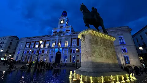 La Comunidad de Madrid ilumina de azul la fachada de la Real Casa de Correos en el D&iacute;a Mundial del Autismo - Comunidad de Madrid