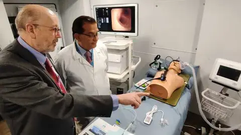 Enrique Cases con Luis Puente, jefe de servicio de Neumología del Gregorio Marañón.