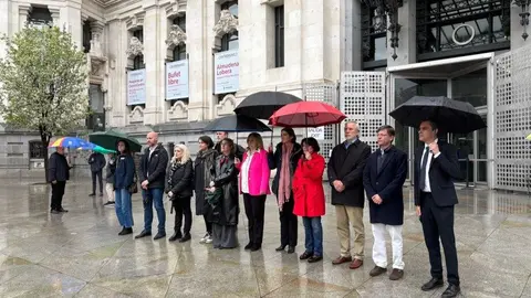 Minuto de silencio frente al Ayuntamiento - Foto Servimedia