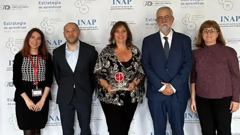 Miembros de la Agencia Tributaria (ATM) e Informática del Ayuntamiento de Madrid (IAM)  durante la recogida del galardón