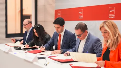 El consejero Viciana ha firmado hoy el acuerdo con los representantes sindicales - Foto Comunidad de Madrid