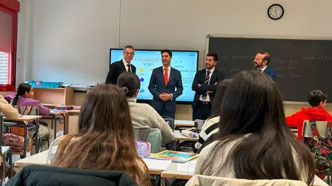 El consejero Viciana durante su visita al Instituto público de Enseñanza Secundaria (IES) El Boalo - Foto Comunidad de Madrid