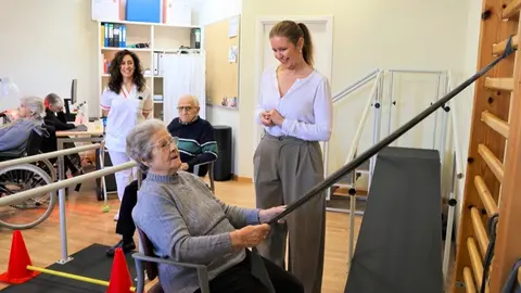La consejera Dávila, en el Centro de Servicios Sociales y la  residencia Nuestra Señora del Rosario, en Torres de la Alameda - Foto Comunidad de Madrid