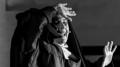 Amalia Hornero interpretando a Teresa de Jesús  en la pieza " Mujeres de España" de Alberto Gálvez