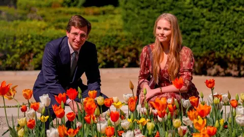 Almeida y la princesa de Orange en la inauguración del jardín de tulipanes donados por Países Bajos a Madrid - Foto Ayuntamiento de Madrid