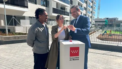 El consejero Rodrigo ha entregado hoy 166 nuevas casas en el barrio de Valdebebas - Foto Comunidad de Madrid